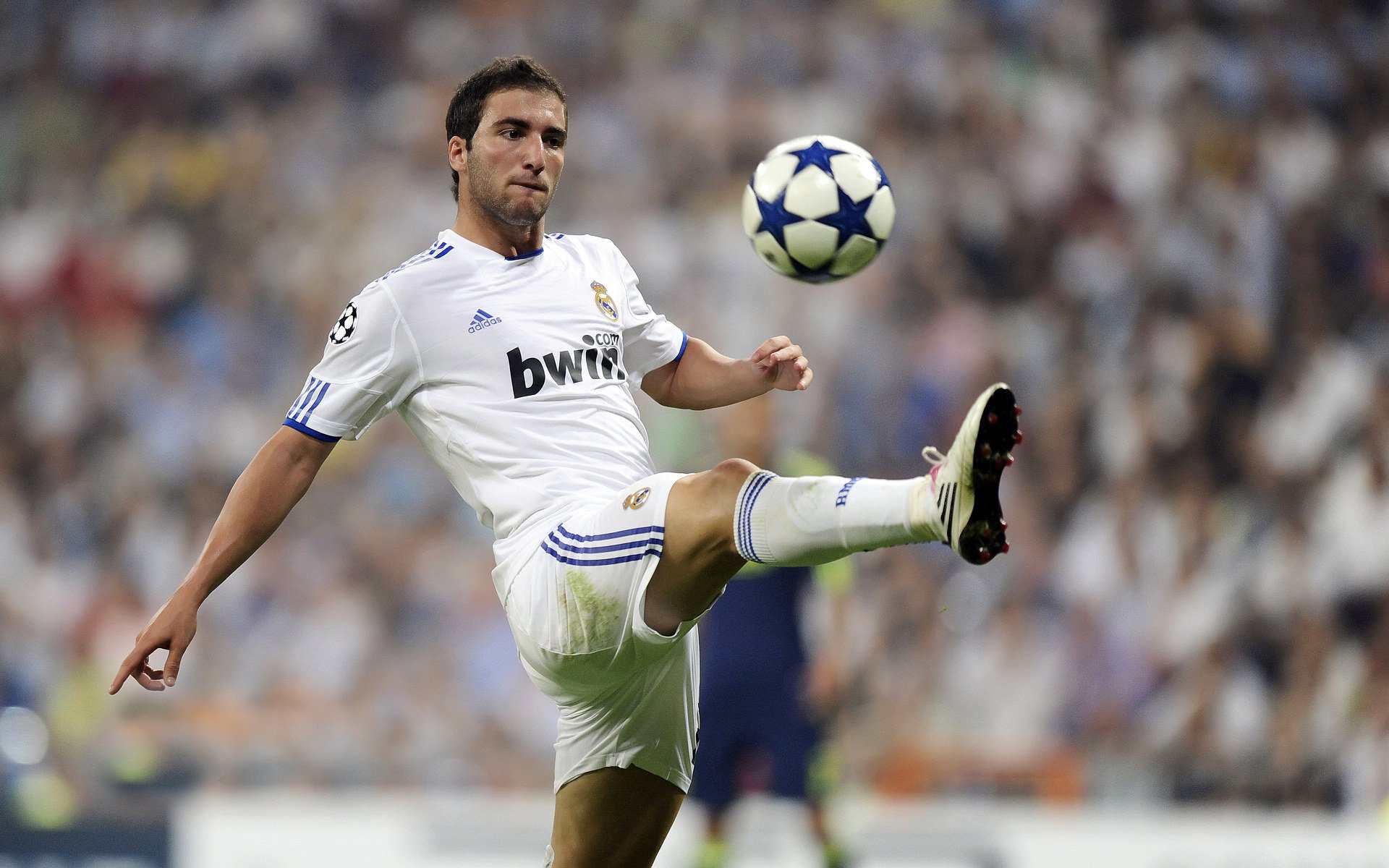 开云体育下载-西甲国家德比之夜，当罗德里戈在寂静中站起，整个马德里听见了心跳